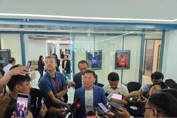 Sure! Here are some alternative titles for "Operator liga cermati ketat laga-laga akhir musim":

1. "Pengawas Liga Memperhatikan Dengan Seksama Pertandingan Penutup Musim"
2. "Operator Liga Menjaga Ketat Jadwal Pertandingan Akhir Musim"
3. "Pengelola Liga Fokus Mengawasi Pertandingan Menjelang Akhir Musim"
4. "Operator Liga Memperhatikan Secara Teliti Laga-Laga Penentu Musim"
5. "Awasi Ketat: Operator Liga Amati Pertandingan Krusial Akhir Musim"

Feel free to choose any of these or let me know if you need more options!