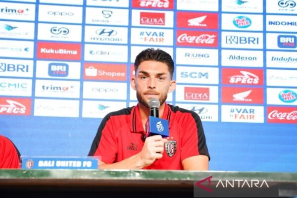 Berikut adalah beberapa alternatif judul untuk "Bali United Pertahankan Pemain Asing Brandon Wilson":

1. "Bali United Mempertahankan Brandon Wilson: Keberlanjutan Tim di Musim Depan"
2. "Brandon Wilson Dipastikan Bertahan di Bali United"
3. "Bali United Jalankan Strategi Bertahan: Brandon Wilson Tetap di Tim"
4. "Keputusan Bali United: Brandon Wilson Akan Terus Bersama Klub"
5. "Bali United Akui Pentingnya Brandon Wilson untuk Skuad Musim Depan"
6. "Pemain Asing Brandon Wilson Resmi Dipertahankan oleh Bali United "
7. "Bali United Janjikan Stabilitas dengan Pertahankan Brandon Wilson"
8. "Brandon Wilson Diteruskan di Bali United untuk Musim Selanjutnya"
  
Silakan pilih atau sesuaikan dengan kebutuhan Anda!