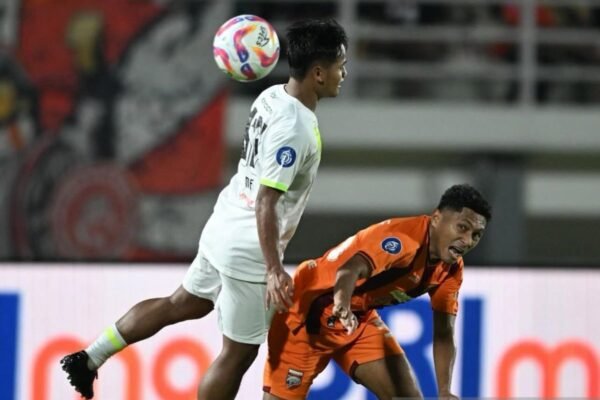 Certainly! Here are some alternative title suggestions for "Borneo tahan imbang Persebaya 1-1":

1. "Borneo Manages a Draw Against Persebaya 1-1"
2. "Borneo Holds Persebaya to a 1-1 Stalemate"
3. "Borneo and Persebaya End in a 1-1 Tie"
4. "Borneo Secures a Draw with Persebaya, Match Ends 1-1"
5. "Borneo Battles to 1-1 Draw with Persebaya"
6. "Borneo Stalemate: Persebaya Held to 1-1"
7. "1-1 Draw as Borneo and Persebaya Clash"
8. "Borneo and Persebaya Share the Spoils in 1-1 Draw"

Feel free to choose any of these or modify them further!