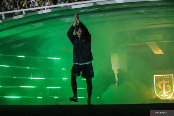 Berikut beberapa alternatif judul untuk "Persebaya Perkenalkan Pemain dalam 'Team Launching Game'":

1. "Persebaya Memperkenalkan Tim Baru dalam 'Team Launching Game'"
2. "Peluncuran Tim Persebaya: Kenali Pemain Baru dalam 'Team Launching Game'"
3. "Persebaya Resmi Kenalkan Pemain Lewat 'Team Launching Game'"
4. "Tim Persebaya: Sambut Pemain Baru di 'Team Launching Game'"
5. "Launching Tim Persebaya: Perkenalan Pemain Dalam Suasana Meriah"
6. "Persebaya: Moment Spesial dalam 'Team Launching Game' dengan Pemain Baru"
7. "Persebaya Kenalkan Bintang-bintangnya di 'Team Launching Game'"

Semoga beberapa alternatif ini membantu!
