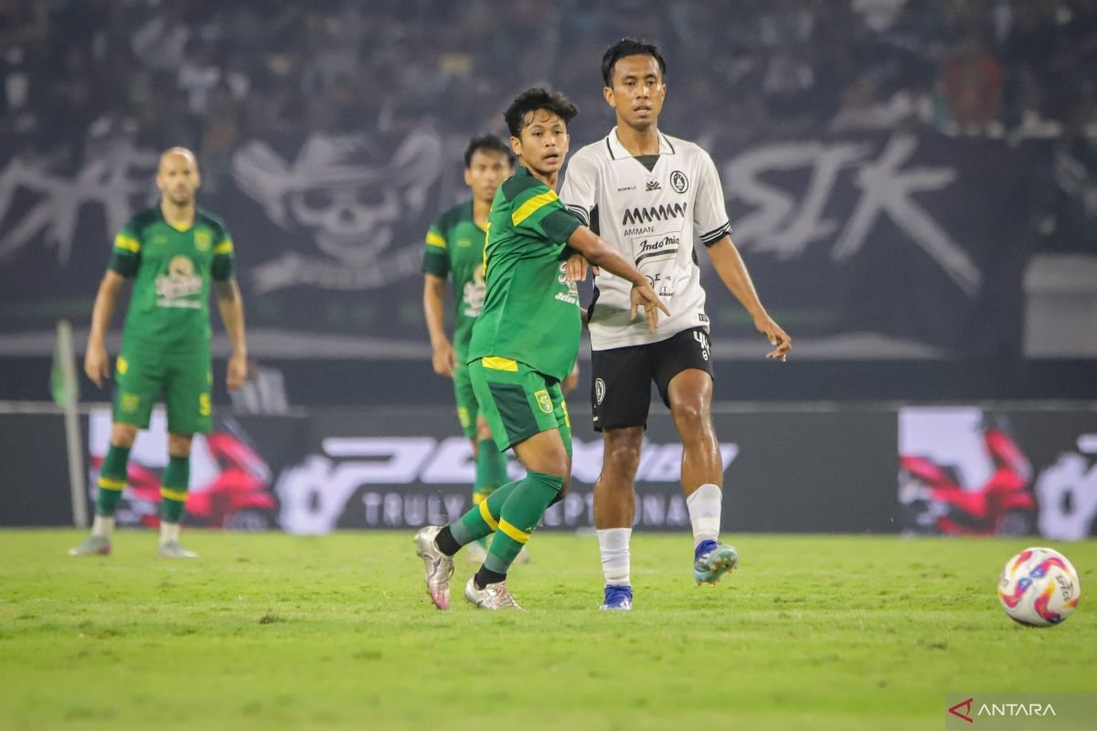 Berikut adalah beberapa alternatif judul untuk "Pelatih Persebaya sebut banyak hal positif terlihat dari performa tim":

1. "Pelatih Persebaya: Banyak Aspek Positif Dalam Performa Tim"
2. "Performa Tim Memuaskan, Menurut Pelatih Persebaya"
3. "Pelatih Persebaya Soroti Beragam Hal Positif dari Tim"
4. "Pelatih Persebaya: Performa Tim Tampilkan Banyak Hal Baik"
5. "Pelatih Persebaya Puji Performa Tim yang Memiliki Banyak Aspek Positif"

Silakan pilih yang paling sesuai!