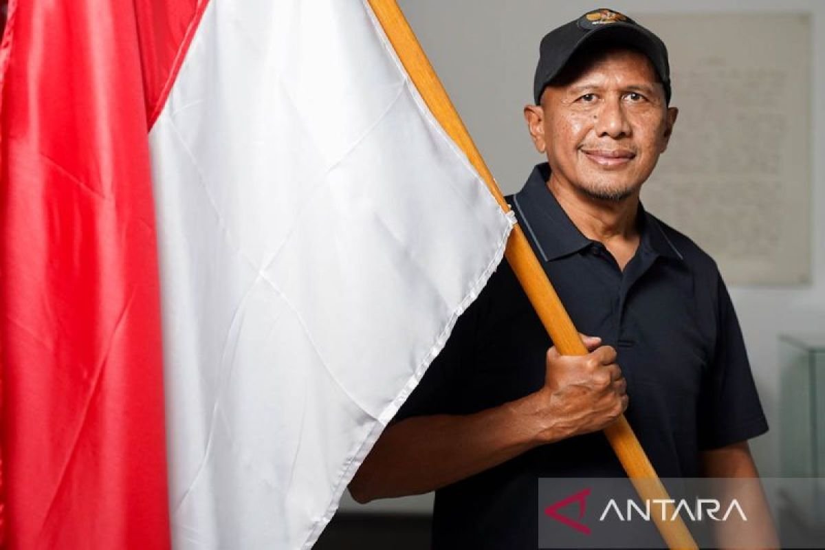 Here are some alternate title suggestions for "Rahmad Darmawan Latih Liga Indonesia All Star":

1. "Rahmad Darmawan Takes the Helm of Liga Indonesia All Star"
2. "Leading the Stars: Rahmad Darmawan’s New Role in Liga Indonesia"
3. "Rahmad Darmawan - New Coach of Liga Indonesia All Star Team"
4. "Liga Indonesia All Star Welcomes Coach Rahmad Darmawan"
5. "Rahmad Darmawan Steers Liga Indonesia All Stars"
6. "Guiding the Elite: Rahmad Darmawan's Role in Liga Indonesia All Star"
7. "Rahmad Darmawan Appointed as Liga Indonesia All Star Coach"
8. "The Star Coach: Rahmad Darmawan Leads Liga Indonesia All Stars"
9. "Rahmad Darmawan Assumes Leadership of Liga Indonesia All Star Squad"
10. "Rahmad Darmawan: Shaping the Future of Liga Indonesia All Star"

Feel free to modify or combine any of these suggestions!