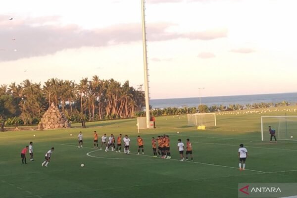 Tentu! Berikut adalah beberapa alternatif judul untuk "Bali United Jalani Laga Persahabatan Lawan Bhayangkara Presisi Lampung":

1. "Bali United Hadapi Bhayangkara Presisi Lampung dalam Pertandingan Persahabatan"
2. "Laga Persahabatan: Bali United vs Bhayangkara Presisi Lampung"
3. "Bali United Uji Performa Melawan Bhayangkara Presisi Lampung"
4. "Pertandingan Persahabatan: Bali United Bertemu Bhayangkara Presisi Lampung"
5. "Bali United dan Bhayangkara Presisi Lampung Beradu Kekuatan di Laga Persahabatan"

Semoga ini membantu!