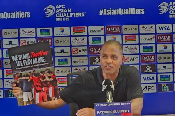 Kluivert Berkesempatan Berpartisipasi dalam Pertandingan Legenda Real Madrid vs Barcelona