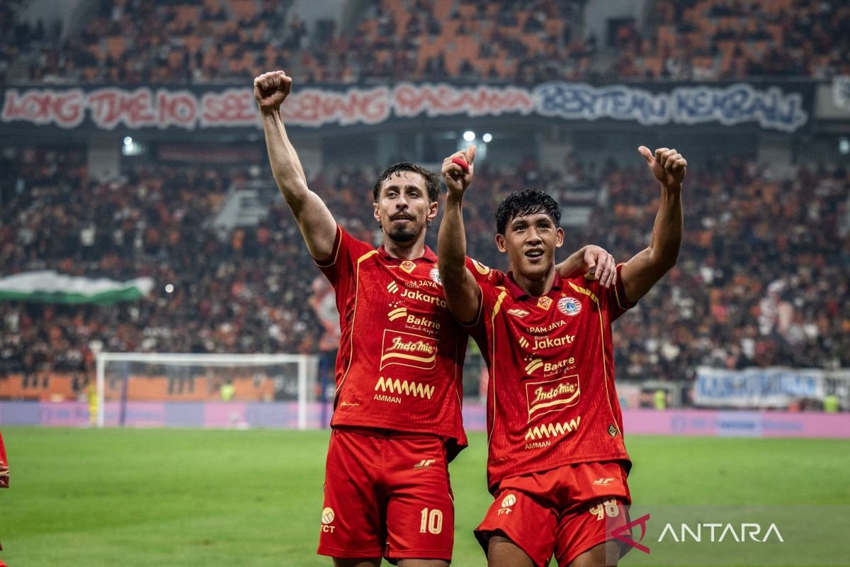 Berikut adalah alternatif judul untuk "Empat laga besar menanti Persija di bulan Agustus, berikut jadwalnya":

1. "Jadwal Seru: Empat Pertandingan Penting Persija di Bulan Agustus"
2. "Agustus Menjadi Bulan Krusial Bagi Persija: Ini Jadwal Pertandingannya"
3. "Persija Hadapi Empat Pertandingan Besar di Agustus: Simak Jadwalnya"
4. "Bulan Agustus yang Menentukan: Jadwal Empat Laga Persija"
5. "Persija Siap Tempuh Empat Laga Menentukan di Agustus, Berikut Jadwalnya"

Semoga salah satu dari judul ini sesuai dengan kebutuhan Anda!