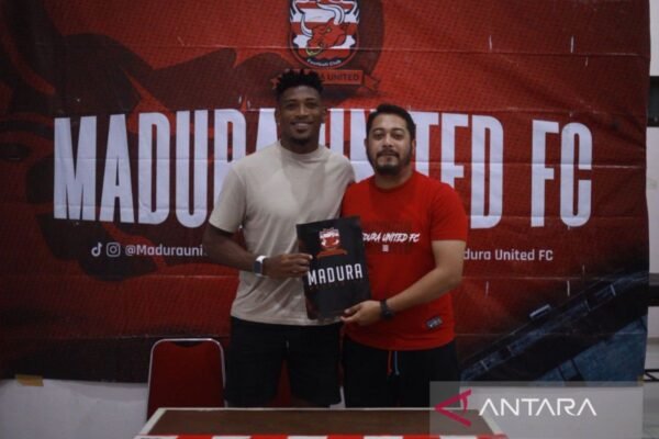 Here's an alternate title for "Madura United tambah pemain asing baru dari Brasil":

"Madura United Rekrut Pemain Asing Baru Asal Brasil